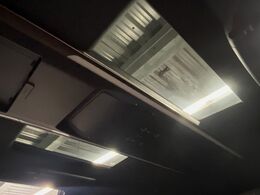 【左右独立ムーンルーフ】2列目左右席にそれぞれ配置されたガラスルーフ！日差しに合わせて片側だけシェードを閉めることも可能です！