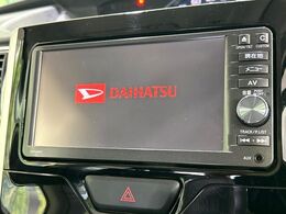 【純正ナビ】人気の純正ナビを装備しております。ナビの使いやすさはもちろん、オーディオ機能も充実！キャンプや旅行はもちろん、通勤や買い物など普段のドライブも楽しくなるはず♪