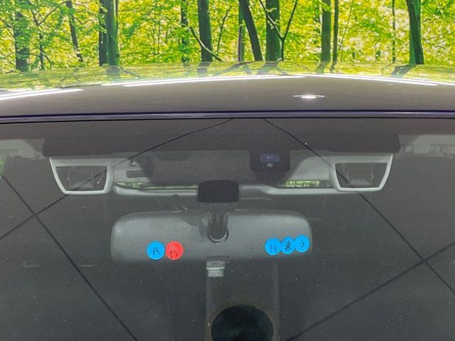 【アイサイトVer2】前方の車両等を検知し、衝突しそうな時は警報で注意を促し、ブレーキを踏む力をサポート。ブレーキを踏めなかった場合は衝突被害軽減ブレーキが作動、衝突回避をサポートします。