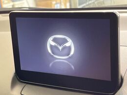 【マツダコネクトナビ】車内の雰囲気にマッチした一体型タイプのナビ。各種車輌設定やBluetooth再生等、様々な機能が楽しめます。直感的なダイヤル操作が可能で、使い勝手も良好です。