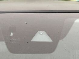 【スマートシティブレーキサポート】低速走行中に前方の車両等を認識し、衝突しそうな時は警報とブレーキで衝突回避と被害軽減をアシスト。より安全にドライブをお楽しみいただけます。