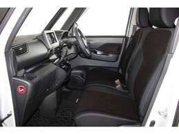 フロントベンチシートだから運転席足元もゆったり、広々快適です♪助手席へのウォークスルーも楽々可能！厚みがあって、座り心地のいいソファのようなシート★運転的も助手席もリラックスしてゆったりと座れます♪