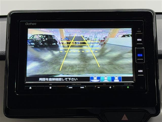 【バックカメラ】駐車時に後方がリアルタイム映像で確認できます。大型商業施設や立体駐車場での駐車時や、夜間のバック時に大活躍！運転スキルに関わらず、今や必須となった装備のひとつです！