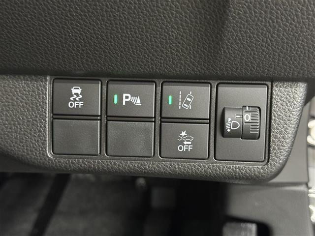 【Honda　SENSING】衝突軽減ブレーキ、路外逸脱抑制機能、車線維持支援システム……充実した先進の安全装備で、あなたの安全運転をサポートします。