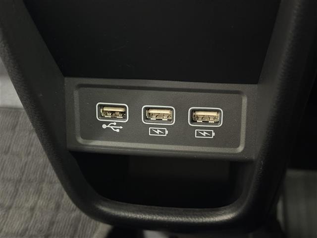 【充電用USBジャック】ついつい出先でスマホを使いすぎちゃった、そんなご経験はありませんか？ケーブルさえ持っていれば、車内でしっかり充電できちゃいますよ！