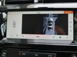 ボディの目立たない位置に設置された4台のデジタルカメラにより、車の周囲360度のオーバーヘッドビュー表示。それぞれのカメラを単独もしくは2か所表示することも可能。狭い場所や出入口なども安心できます！