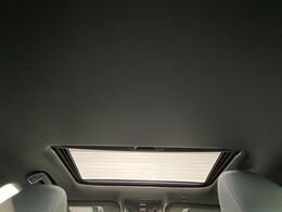 【ムーンルーフ】開放感たっぷりの希少装備、サンルーフが装着されています！車内に明かりを取り入れたり景色を楽しむ以外にも、車内の空気も簡単に換気できて快適です！