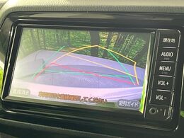 【バックカメラ】駐車時に後方がリアルタイム映像で確認できます。大型商業施設や立体駐車場での駐車時や、夜間のバック時に大活躍！運転スキルに関わらず、今や必須となった装備のひとつです！