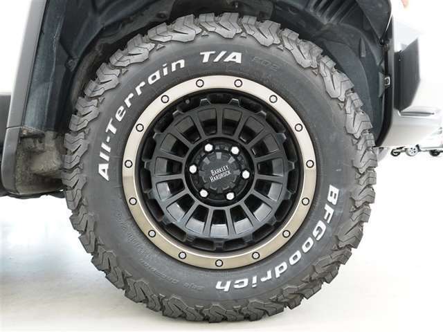 【車両検査証明書とは】トヨタの認定検査員により、クルマの状態を点数と図解で表示したもので、総合評価は11段階、内装・外装は5段階で点数表示しています。お車の状態を一目で確認することができます。