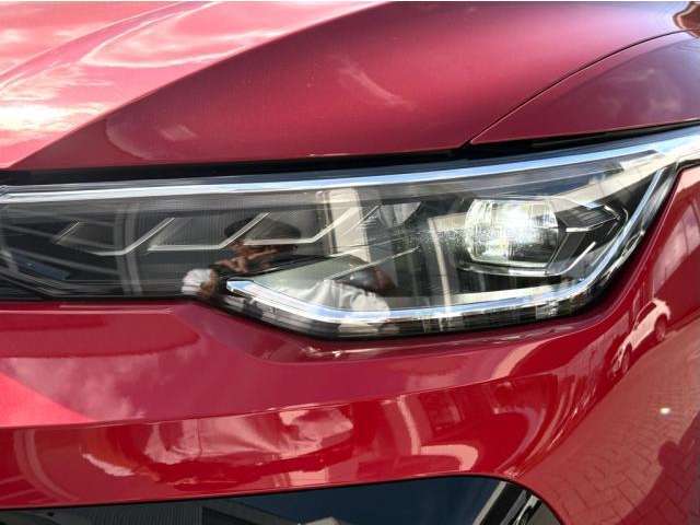 LEDマトリックスヘッドライト「IQ.LIGHT」フロントカメラで対向車や先行車を検知し、マトリックスモジュールに搭載されたLEDを個別に制御することで最適な配光を実現。