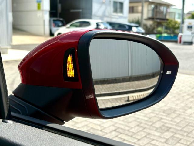 レーンチェンジアシストシステム「サイドアシストプラス」。後方死角ゾーンの車両を検知することで、ミラー内側のインジケーターが点灯、安全な車線変更をサポート。