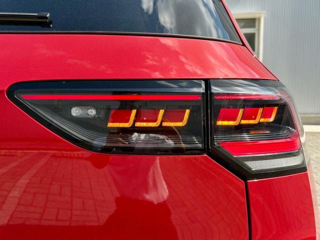 ダイナミックターンインジケーター付きLEDテールランプ。ウィンカーの光が流れるように点滅、後続車からの視認性が高まり、万一の追突の危険性を軽減します。