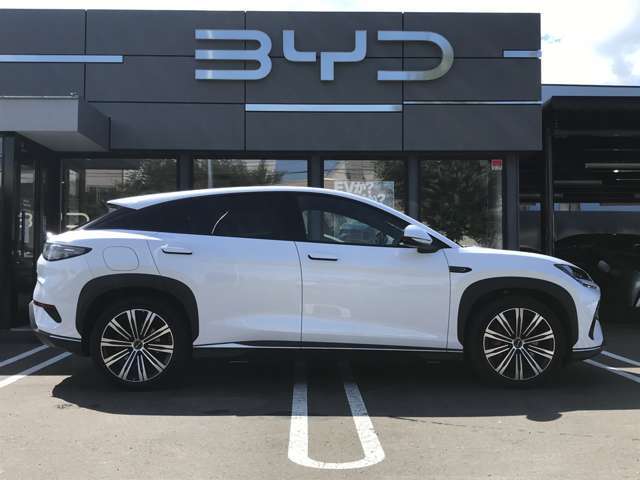 流れるようなサイドラインが印象的なクロスオーバーSUV。全長4,830mm×全幅1,925mmのボディが、力強さと洗練されたスタイルを両立しています