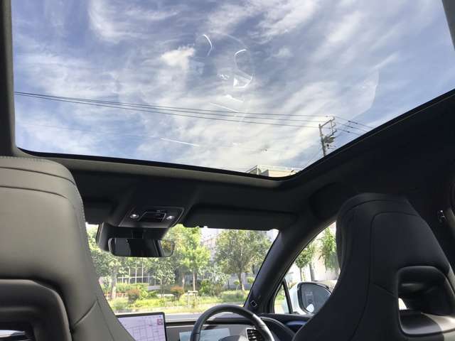 ルーフガラス越しに広がる空が、車内に開放感をもたらす。後席でも、空とつながるような心地よさを感じられます