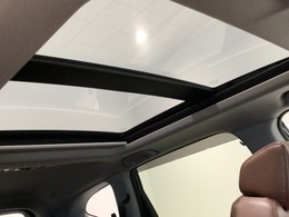 室内空間をさらに気持ち良く。スイッチ操作で天井部がスライドし、広大なサンルーフが出現。ガラス部は更に電動で開閉でき、チルトアップ機構も備えています♪