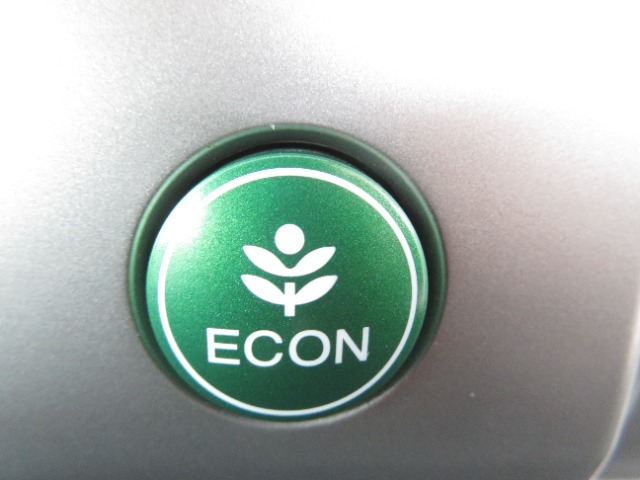 葉っぱマークのECONスイッチ！スイッチをONにするだけで、エンジンやエアコンなどを協調制御。燃費の向上に貢献します！