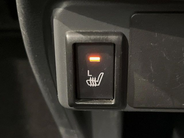 【シートヒーター】寒い日に重宝するシートヒーター！エアコンより早く温まってくれるので寒がりの人も安心ですね♪エアコンの温風は乾燥するから苦手、という方にもをおすすめです。
