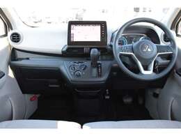 インパネシフトですので、運転席足元もゆったり、広々快適です♪助手席へのウォークスルーも楽々可能！