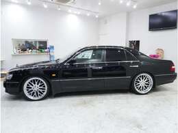 その為、お客様の目で見て触って実車のリアルを確かめることが可能です。実車確認が難しい遠方のお客様でもオンライン商談や画像・動画をお送りすることで、お客様の気になる部分もご確認いただくことが可能です。