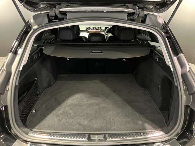 トランク容量は同一他社車両より広く、旅行やゴルフ等様様なシツエーションで役立ちます。
