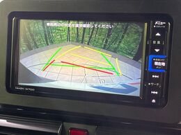 【バックカメラ】駐車時に後方がリアルタイム映像で確認できます。大型商業施設や立体駐車場での駐車時や、夜間のバック時に大活躍！運転スキルに関わらず、今や必須となった装備のひとつです！
