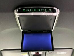 【フリップダウンモニター】大画面モニターで後席でもエンタメをお楽しみいただけます。小さなお子様にも大人気の装備です♪