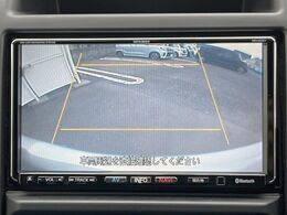 【バックカメラ】駐車時に後方がリアルタイム映像で確認できます。大型商業施設や立体駐車場での駐車時や、夜間のバック時に大活躍！運転スキルに関わらず、今や必須となった装備のひとつです！
