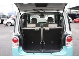 広さと使い勝手が良好なラゲッジスペース。腕や腰に無理なく積み込みできる高さです。常備したいものを置いておくのにも便利ですね！