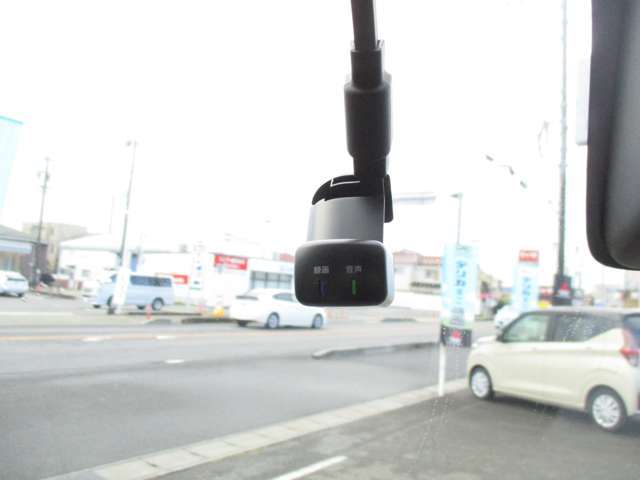 もしもの時に役に立つドライブレコーダーがついております。