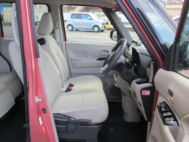 見た目以上に運転席は広々♪シート状態も良好ですよ！