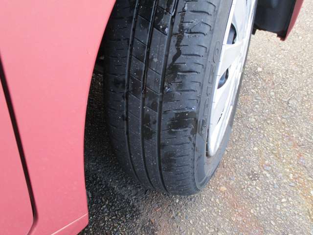 タイヤ溝もまだまだございます！中古車ですので消耗系の部品は気になるところですよね！ぜひご確認くださいませ♪