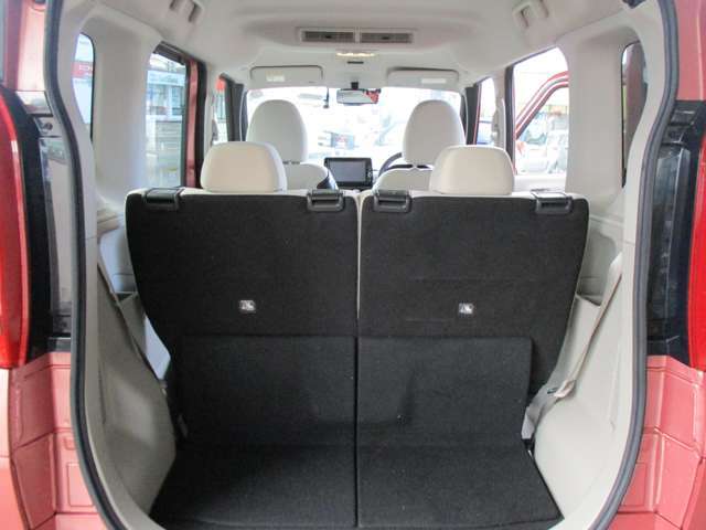 もちろんトランクは広々！お客様のカーライフに合わせてご活用くださいませ♪