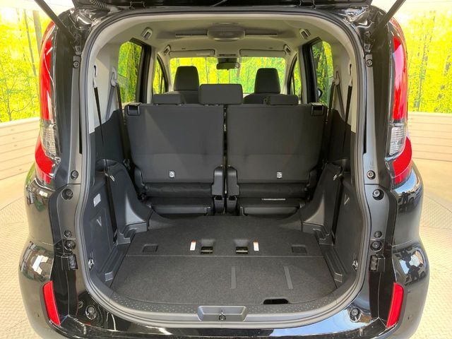 後席を格納すると、これだけの広さが！シーンに合わせたシートアレンジで、大きな荷物も積むことが出来ます♪