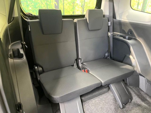 床下収納式のサードシートです。座席部分をコンパクトに収納でき、広大な荷室スペースとしてお使いいただけます！乗車人数や荷物の量など利用シーンに合わせて3列目を有効活用でき、とっても便利♪