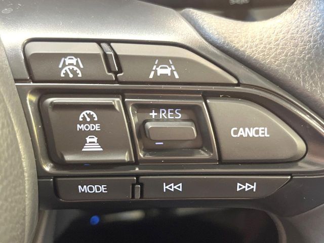 【レーダークルーズコントロール】高速道路での長距離走行が楽に！！自動で速度を保つクルーズコントロールが、衝突軽減システムと連携し、前方の車両を感知して車間を保つように速度調節してくれます！！