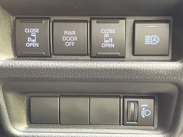 【両側パワースライドドア】スマートキーや運転席のスイッチで後席両側スライドドアの開閉が可能♪電動だから力を入れてドアを開ける必要が無く、小さなお子様でも簡単に開け閉めでき快適です♪