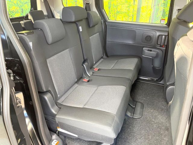 高品質なオリジナルフロアマットもオプションにてご用意しております。お好きなデザインやカラーをお車に合わせて選んでいただくことができます♪