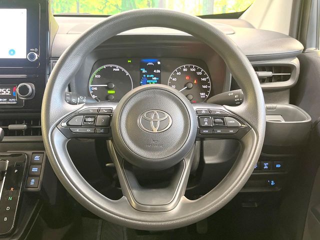 インテリアに合わせたデザインのステアリングは、運転される方のことも考え、運転しやすい形状、大きさです。是非一度、実際に触ってお確かめください。