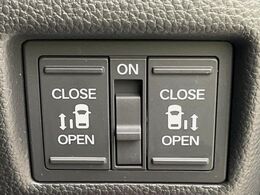 【両側スライドドア】駐車場で隣の車との間隔が狭く乗りにくい時、スライドドアなら安心！ドアオープン時も幅を取らず、開口部が広いので乗り降りがとっても簡単です。大きな荷物の出し入れも後席から可能♪