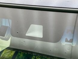 【ホンダセンシング】走行中に前方の車両等を認識し、衝突しそうな時は警報とブレーキで衝突回避と被害軽減をアシスト。より安全にドライブをお楽しみいただけます。