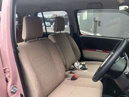 運転席まわりです。実際に座ってみて、乗り心地を体験してみてください,視界も良好です。