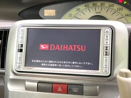 【純正ナビ】人気の純正ナビを装備しております。ナビの使いやすさはもちろん、オーディオ機能も充実！キャンプや旅行はもちろん、通勤や買い物など普段のドライブも楽しくなるはず♪