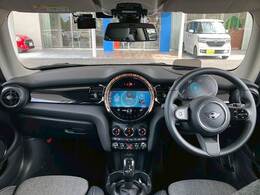 MINIならではのコックピット！！高級感があり、かつシンプルなデザインが飽きがこないとご好評いただいております。スイッチ一つ一つにも「こだわり」とセンスを感じます。
