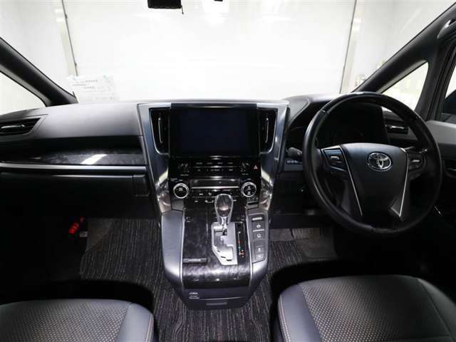 上質で落ち着いた印象のインパネ。視界も広々で運転しやすいです。