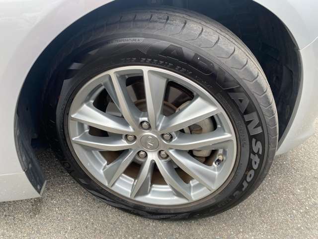 日産純正のアルミホイールが装備されてます。