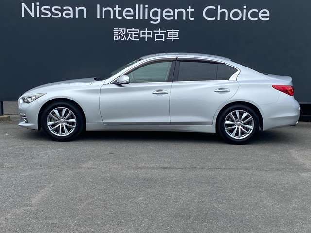 スカイラインの横からの画像です。当店は全車　整備・保証付なので安心してご検討頂けます。次の画像でもお待ちしております。