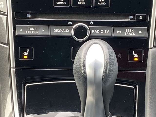 運転席、助手席にシートヒーター装備です。