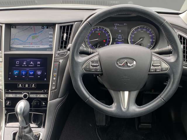 スカイラインの運転席周りの画像です。興味がわいて来ませんか？ゆっくり、じっくりご覧下さい。