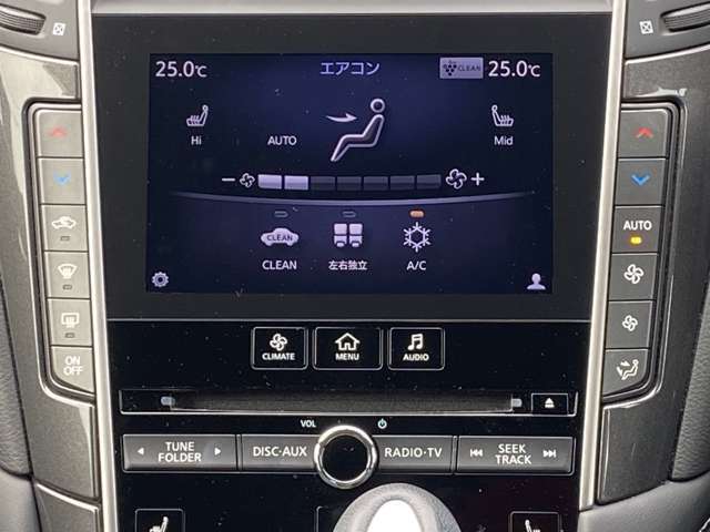 オートエアコン搭載車です。温度を設定すれば風量を自動的に調整可能です。