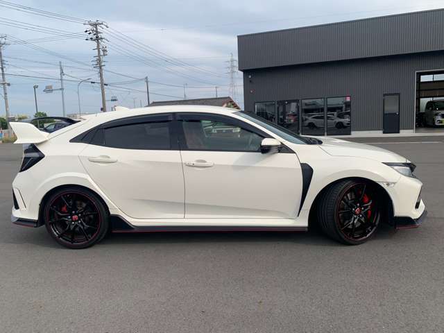人気モデルが入庫致しました！お車の状態はモチロン、保証やサービス、アフターサービスまでお任せください！当店では保証やサービス等を含んだ総額で、お客様がお買い求め易いプライスを目指しております！